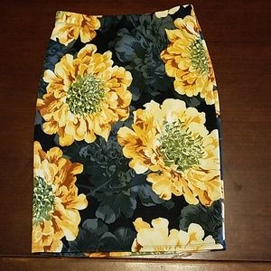 5/$30 NWOT Black and yellow floral skirt